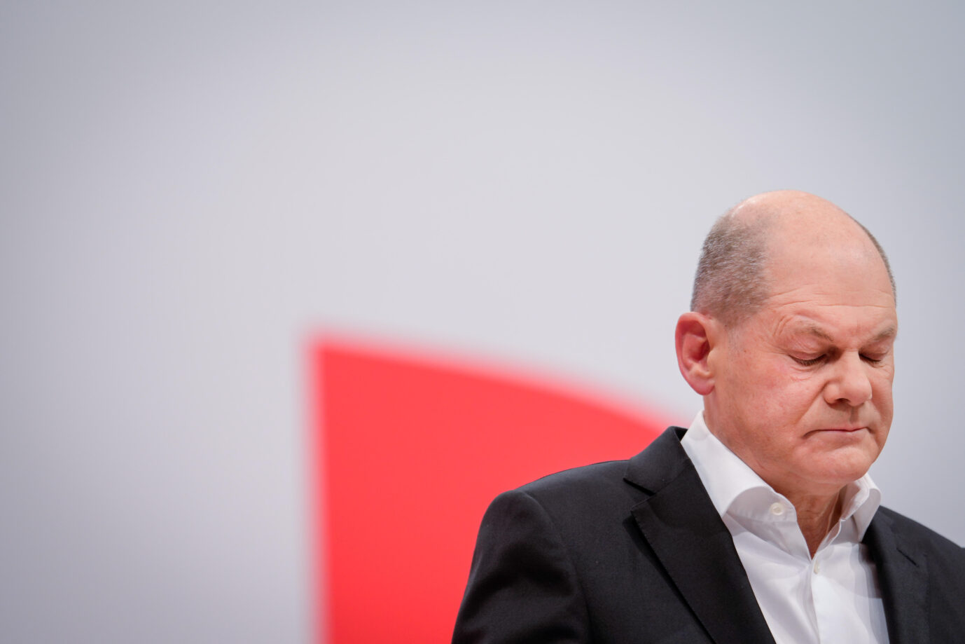 Bundeskanzler Olaf Scholz (SPD) schaut traurig zu Boden