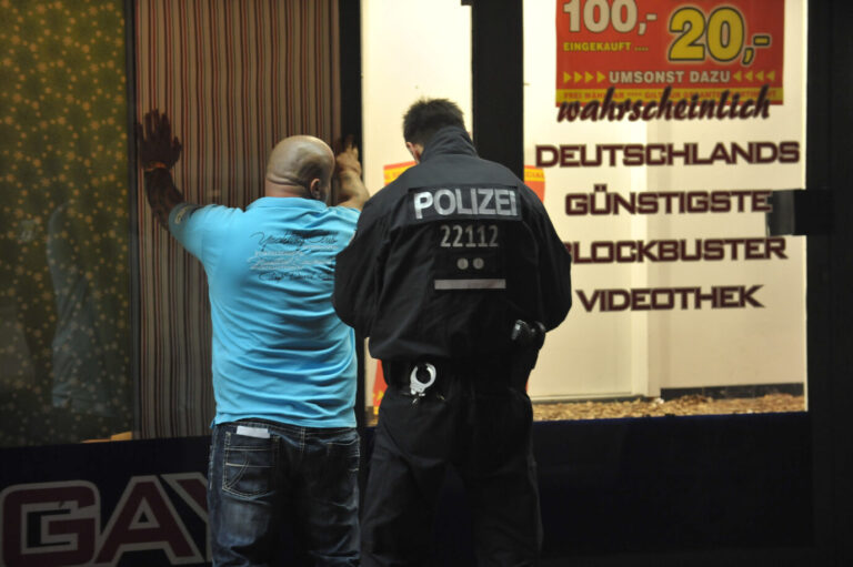 Personenkontrolle in Berlin: Hoffentlich fragt der Polizist nicht nach der Herkunft, sonst wird es teuer.