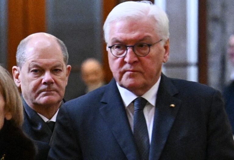 Bundespräsident Frank-Walter Steinmeier (rechts) als Wahlkämpfer für Kanzler Olaf Scholz (SPD)? Es hagelt Vorwürfe.