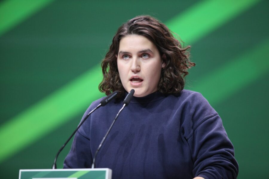 Die Bundesvorsitzende der Grünen Jugend, Katharina Stolla, erklärt die große Beliebtheit der AfD bei jungen Menschen. Die Partei habe keine Lösungen, profitiere aber vom Versagen der Ampelregierung.