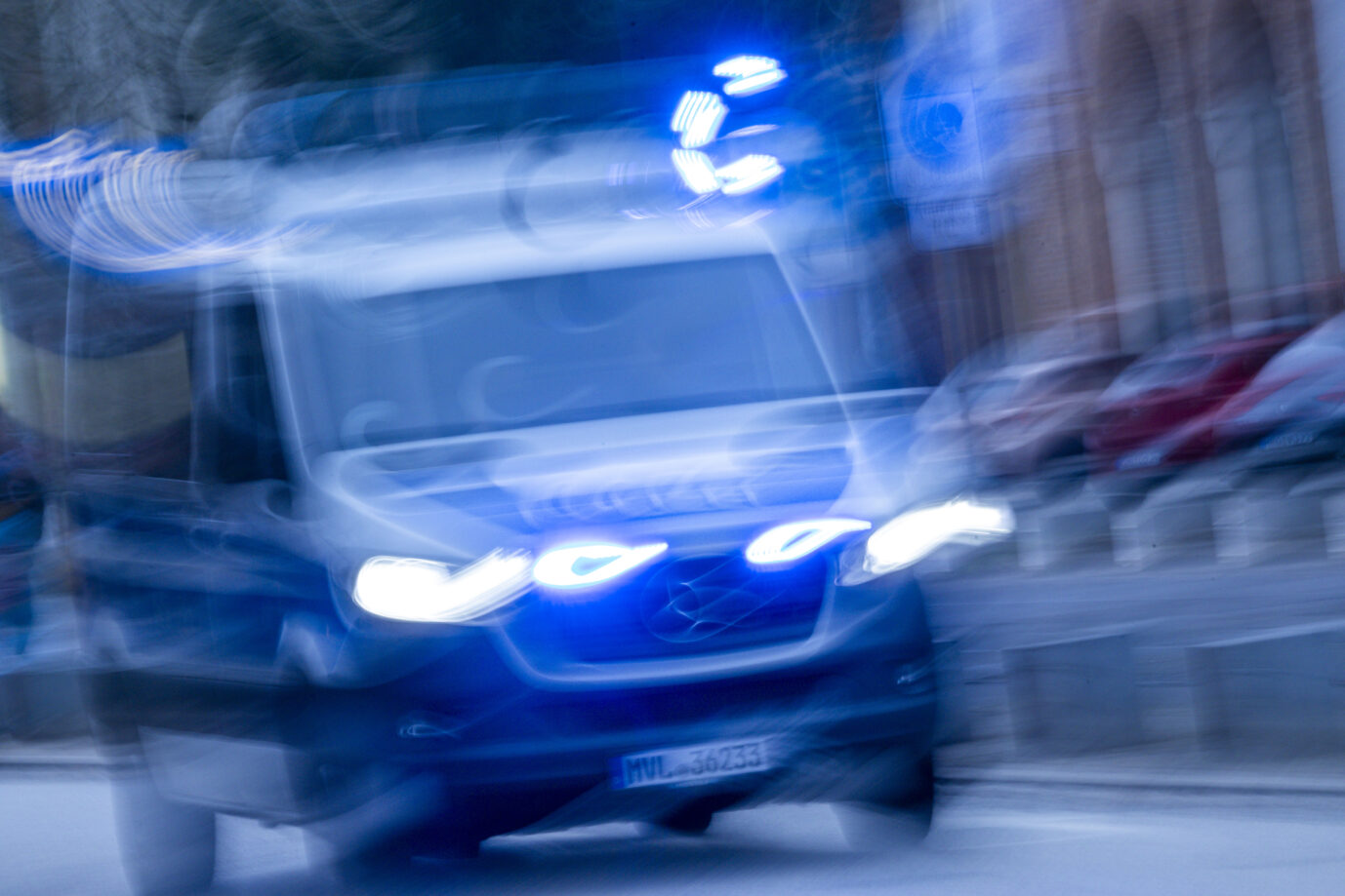 Ein Einsatzfahrzeug der Polizei fährt mit Blaulicht durch die Innenstadt. Ein Mauretanier hat in Friedland innerhalb von zwei Tagen für zwei Einsätze gesorgt.