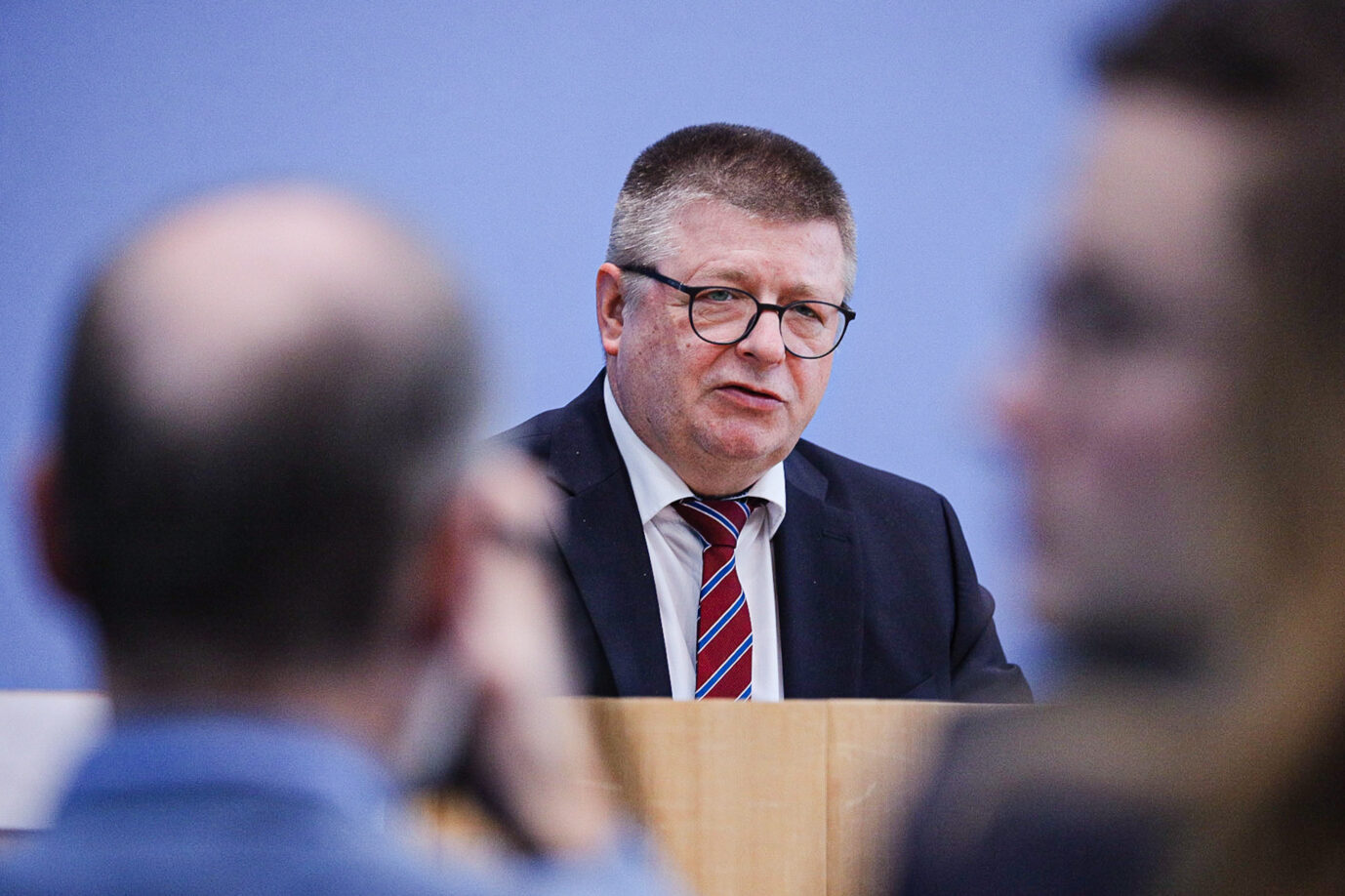 Thomas Haldenwang ist geerade Präsident des Verfassungsschutzes in Deutschland und er steht sehr in der Kritik