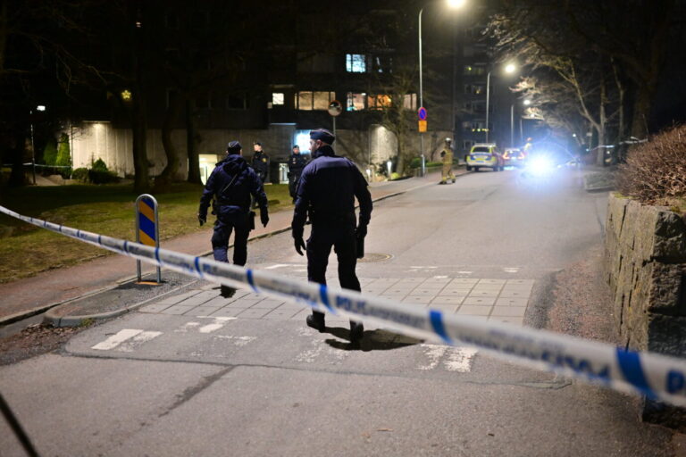 Schwedische Polizisten sperren einen Tatort ab (Symbolbild). In der südschwedischen Stadt Örebro wurde eine Frau ermordet, weil sie weiß war.