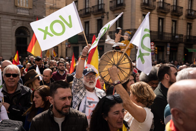 Anhänger der Vox schwenken weiß-grüne Fahnen bei einer Demonstration in Barcelona, März 2024