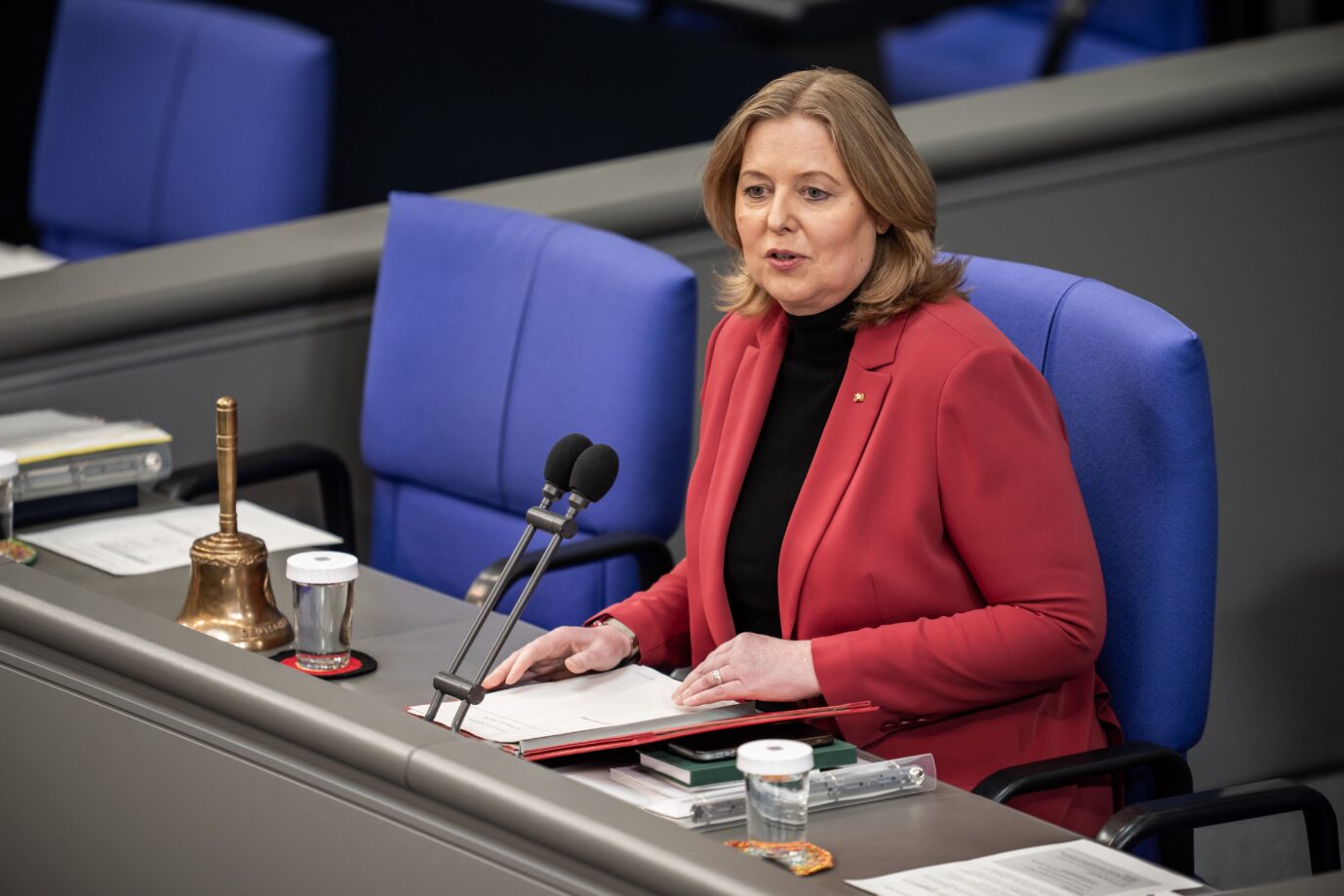 Bundestagspräsidentin Bärbel Bas (SPD) will, daß Abgeordnete künftig nicht mehr so teuer fliegen.