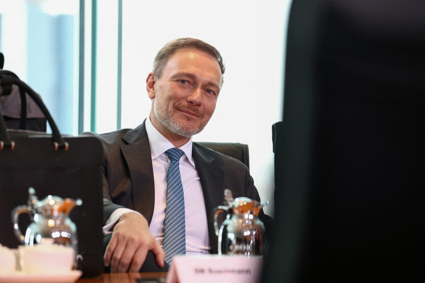 Der deutsche Finanzminister Christian Lindner von der FDP sitzt in einer sitzung des Kabinetts und berät mit anderen Ministern die aktuelle Politik.