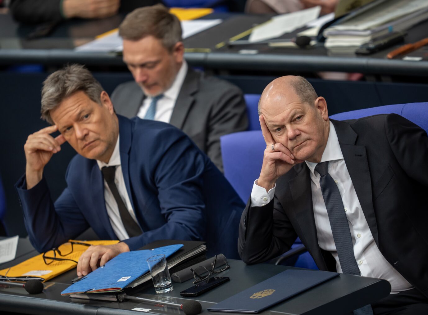 Entfremdung auf der Regierungsbank: FDP-Chef Christian Lindner (hinten) mit Wirtschaftsminister Robert Habeck (Grüne) und Bundeskanzler Olaf Scholz (SPD) kürzlich im Bundestag.