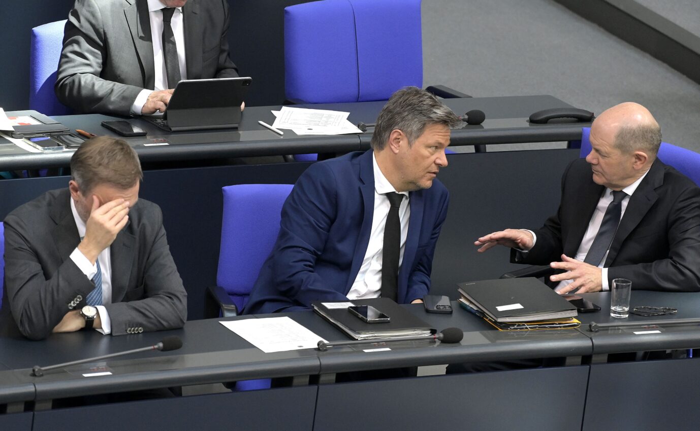 Ein Bild, das Bände spricht: FDP-Chef Christian Lindner mit Vizekanzler Robert Habeck (Grüne) und Bundeskanzler Olaf Scholz (SPD) auf der Regierungsbank (v.l.n.r.).