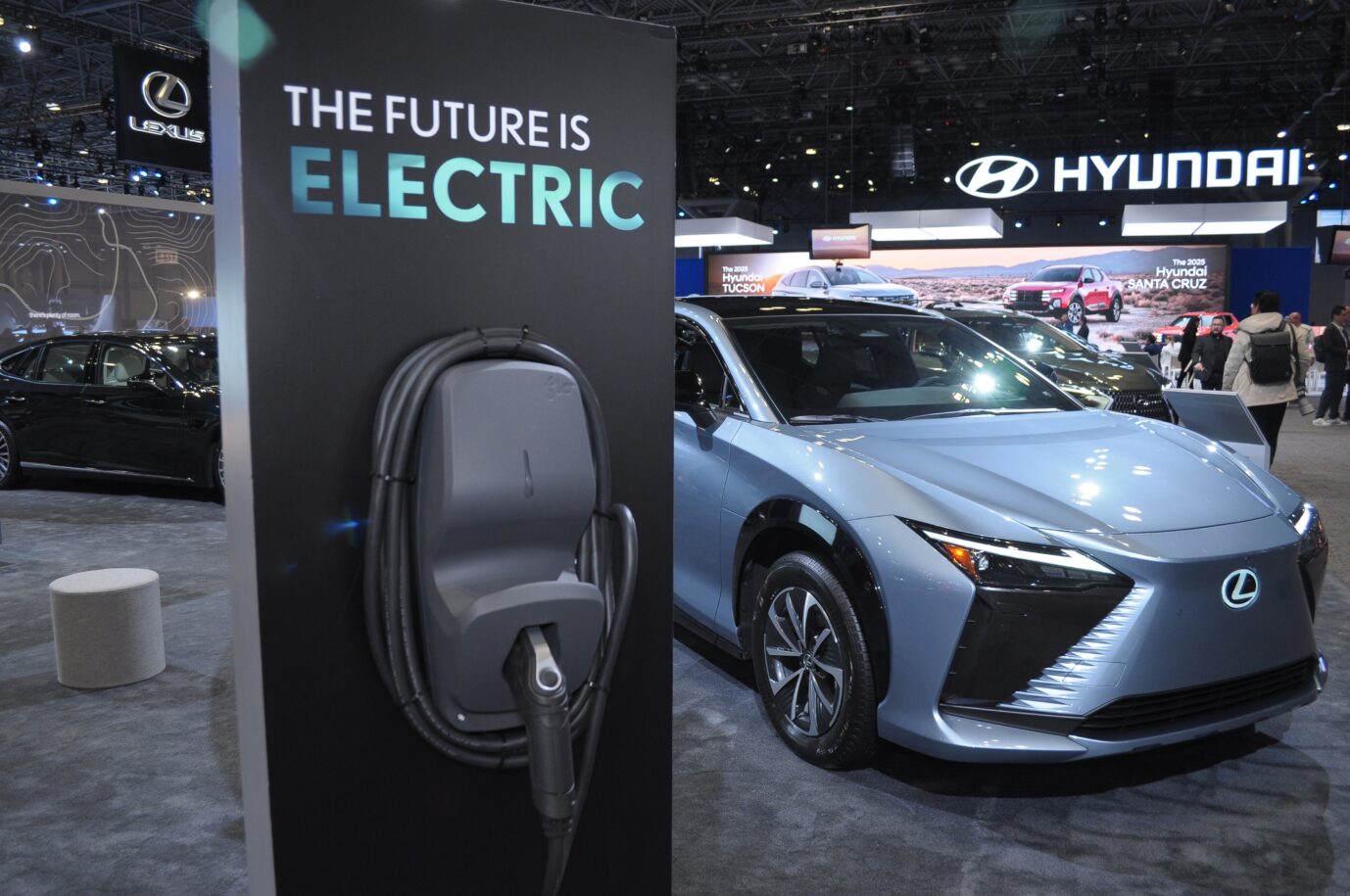 Die Zukunft ist elektrisch? E-Auto erweisen sich als Ladenhüter.