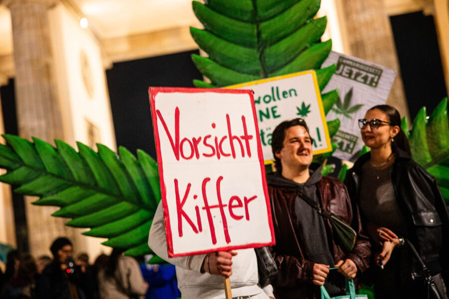 Cannabis-Konsum ist in Deutschland seit dem 1. April legal. Die bayerische Staatsregierung will das Kiffen nun trotzdem an vielen Orten verbieten.