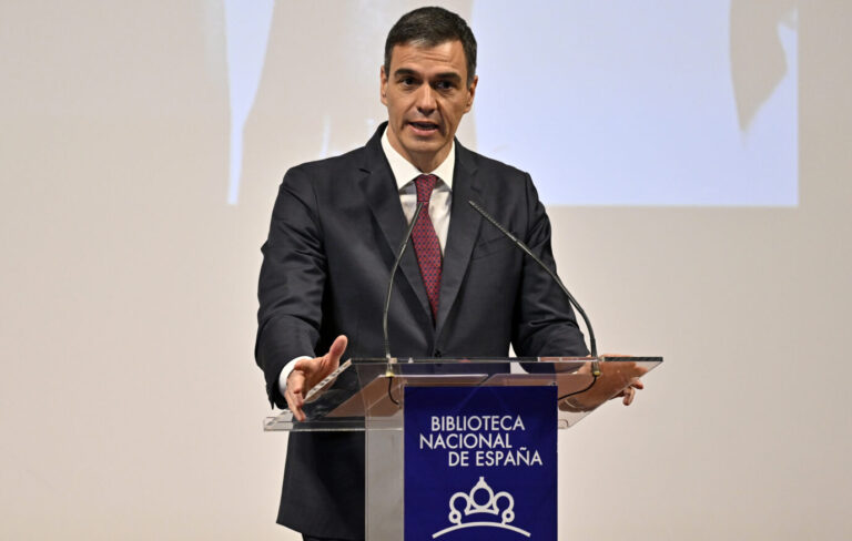 Auf dem Foto befindet sich Spaniens Ministerpräsident Pedro Sánchez. Dieser will unter den EU-Staaten dafür werben, eine möglichst breite internationale Anerkennung Palästinas als Staat zu erreichen. (Themenbild)