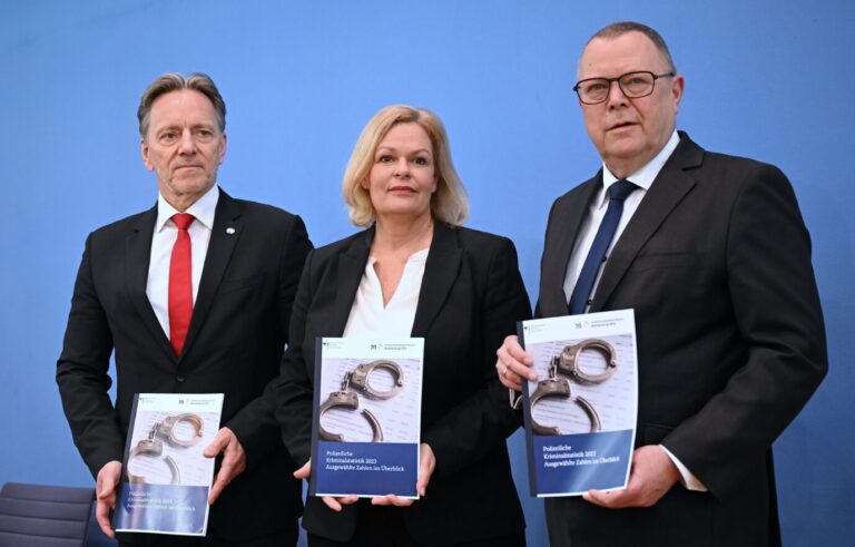 Auf dem Foto befinden sich Bundeskriminalamt-Chef Holger Münch, Bundesinnenministerin Nancy Faeser (SPD) und Vorsitzender der Bundesinnenministerkonferenz Michael Stübgen (CDU) bei der Vorstellung der Polizeilichen Kriminalstatistik für das Jahr 2023. (Themenbild)