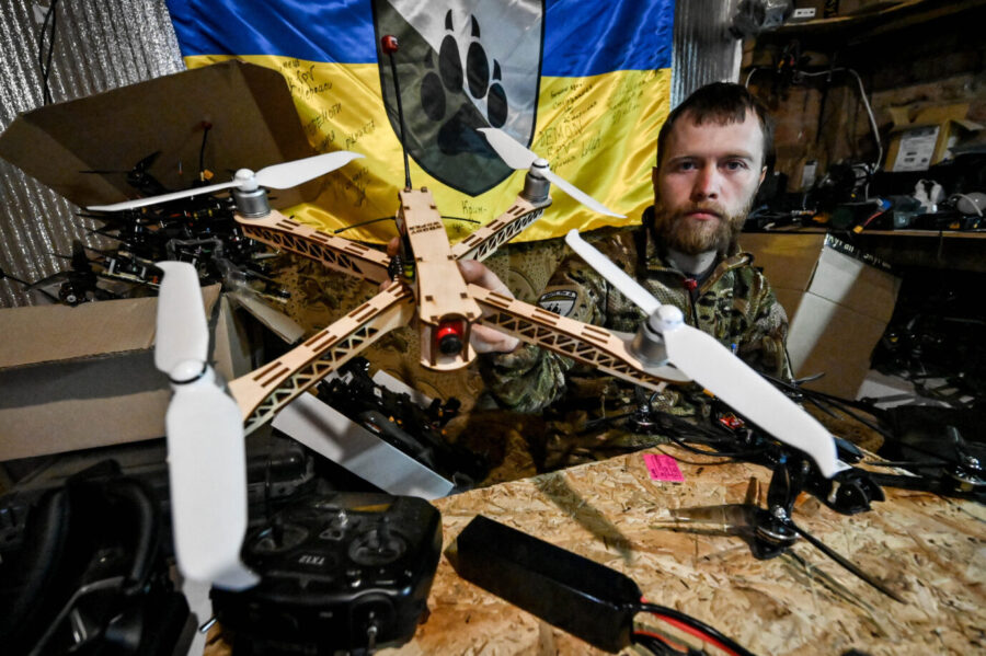 Weil die Artilleriemunition fehlt, setzt die Ukraine in der Not auf FPV-Drohnen.