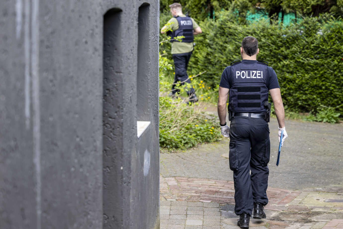 Brandanschlag mit vier Toten: Beamte der Polizei durchsuchen das Haus des Tatverdächtigen in Solingen