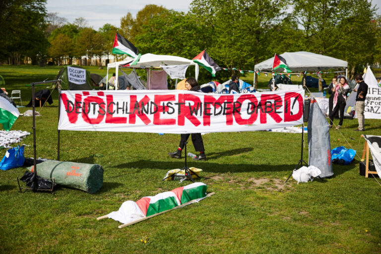 Seit Montag haben Pro-Palästina-Aktivisten ein Protestcamp vor dem Reichstagsgebäude aufgebaut. Unter dem Motto «Besetzung gegen Besatzung» möchten sie die «aktive Rolle Deutschlands beim Krieg in Gaza» kritisieren. Vereinzelt kam es auch zu Angriffen auf die Polizei.