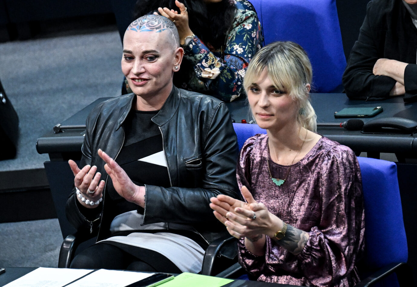 Die Grünen-Abgeordneten Tessa Ganserer (l) und Nyke Slawik (r) im Bundestag: Die beiden transgeschlechtlichen Frauen stimmten für das Selbstbestimmungsgesetz Foto: picture alliance/dpa | Britta Pedersen