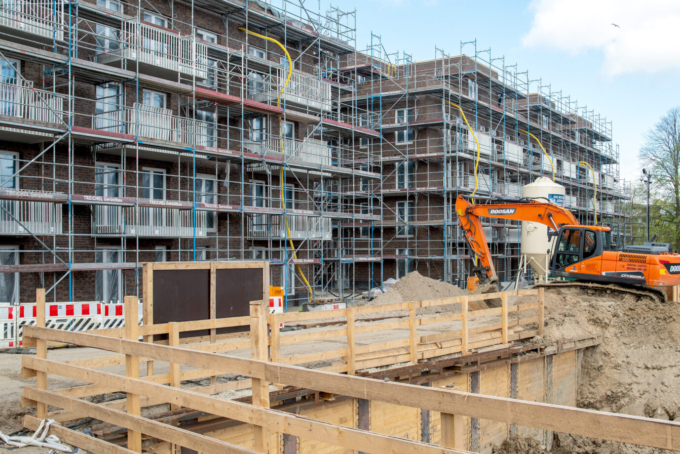 Das Bild zeigt eine Baustelle in Schleswig. Die Zahl der Baugenehmigungen in Deutschland bricht aktuell massiv ein.