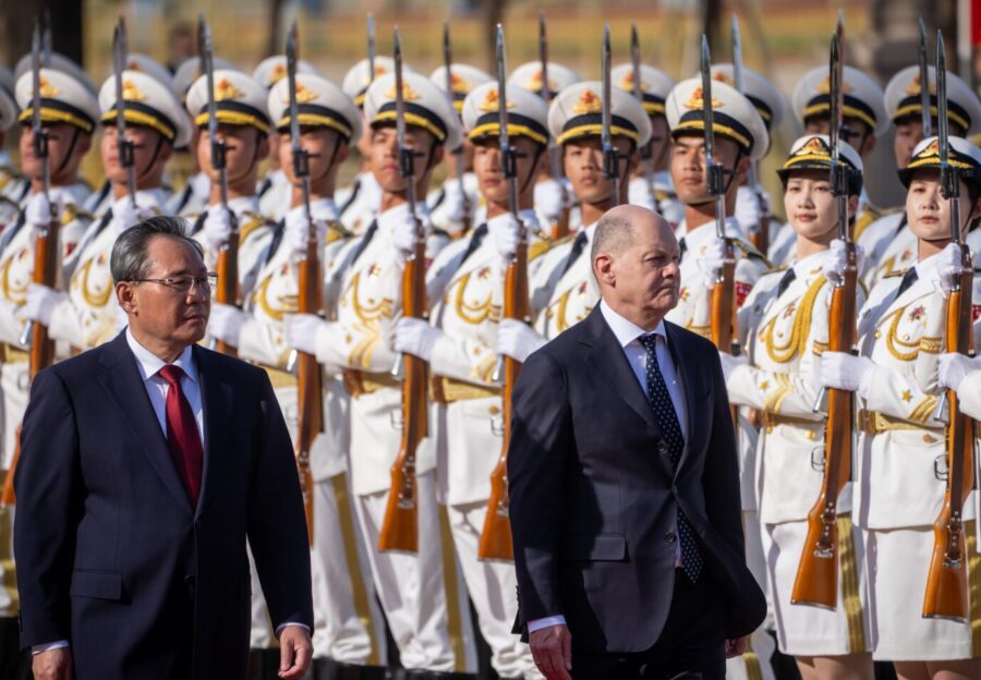 Bundeskanzler Olaf Scholz (SPD) wird von Li Qiang (l), Ministerpräsident von China, mit militärischen Ehren vor der Großen Halle des Volkes empfangen. Der Besuch in Peking ist Abschluss der dreitägigen Reise von Scholz durch China.