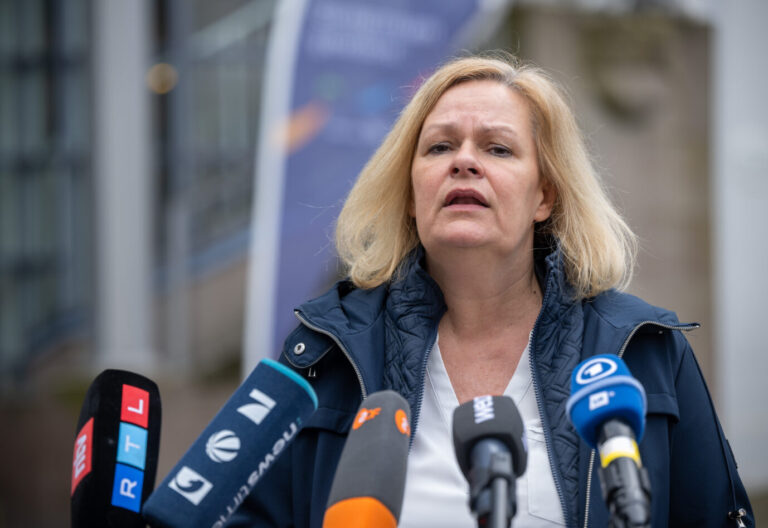 Nancy Faeser (SPD), Bundesinnenministerin, gibt in Saarbrücken ein Statement zu den mutmaßlichen Agenten mit Verbindung zu Russland, die in Bayern verhaftet worden sind. Es geht also um Spionage.
