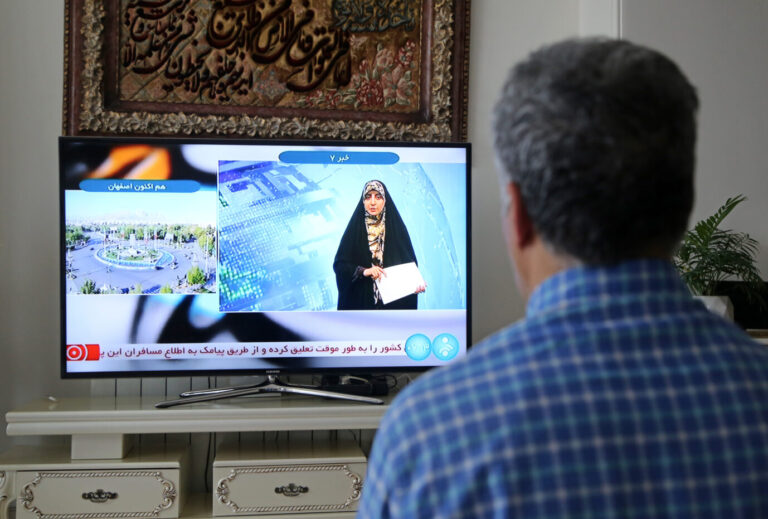 Das iranische Staatsfernsehen berichtet in der Nacht über Explosionen bei den Atomanlagen. Bilder der Angriffe liege noch nicht vor.