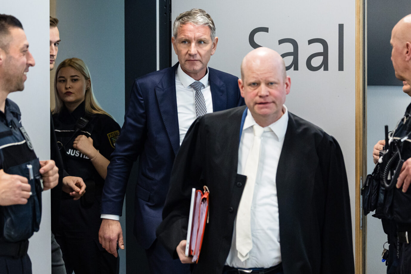 Björn Höcke steht derzeit in Halle vor Gericht, weil er „Alles für Deutschland“ gesagt hat.