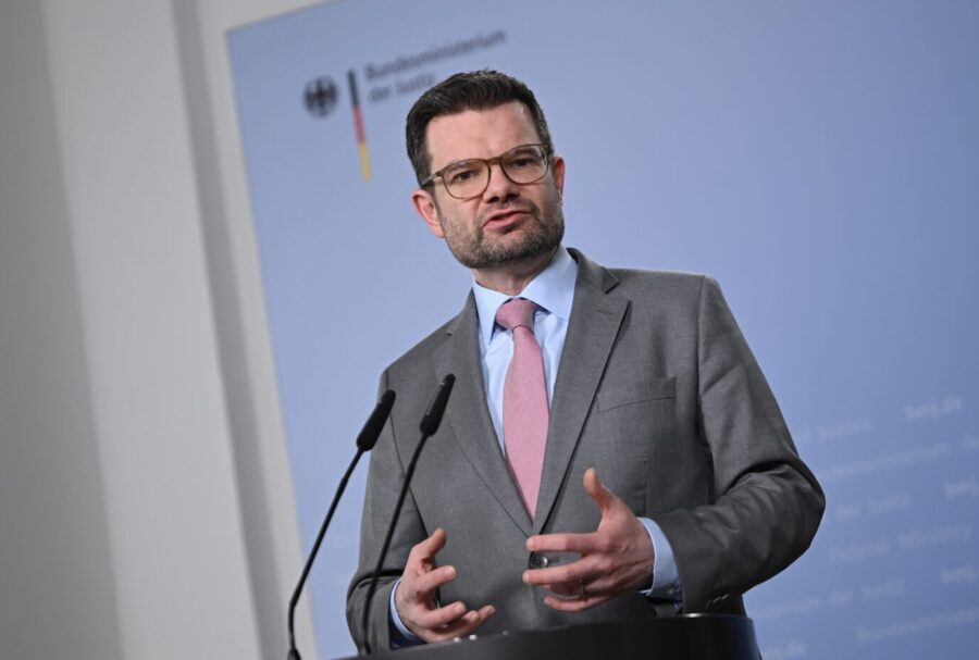 Justizminister Marco Buschmann (FDP) gestikuliert mit den Händen und trägt einen grauen Anzug mit pinker Krawatte. Der Politiker will eine Änderung des deutschen Gesetzes für Ermittlungen der Staatsanwaltschaften.