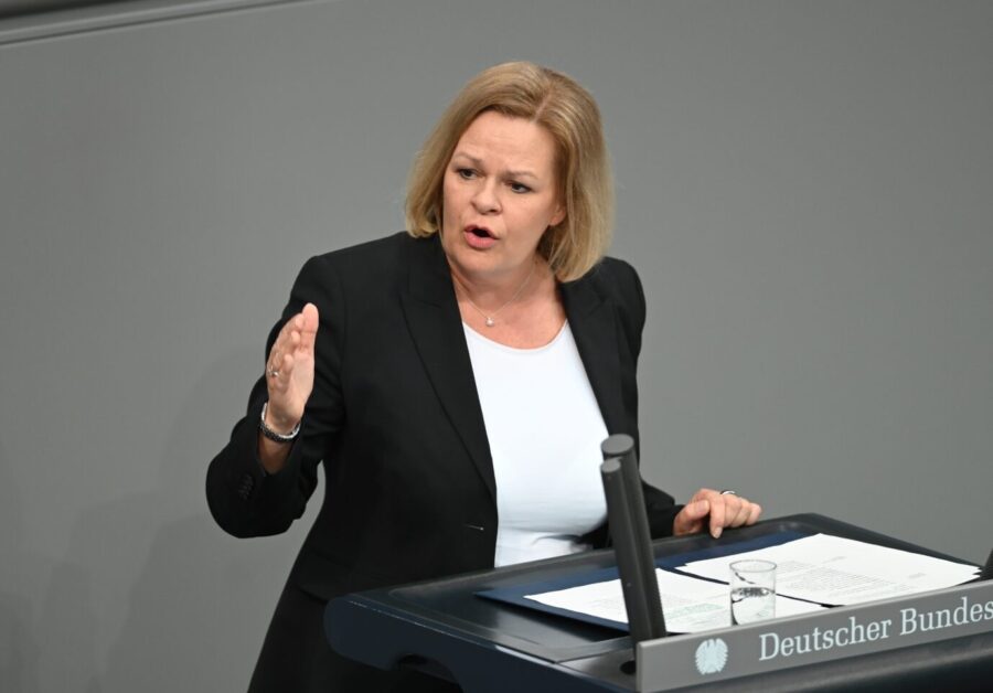 Innenministerin Nancy Faeser (SPD) hebt gestikulierend die rechte Hand und spricht.