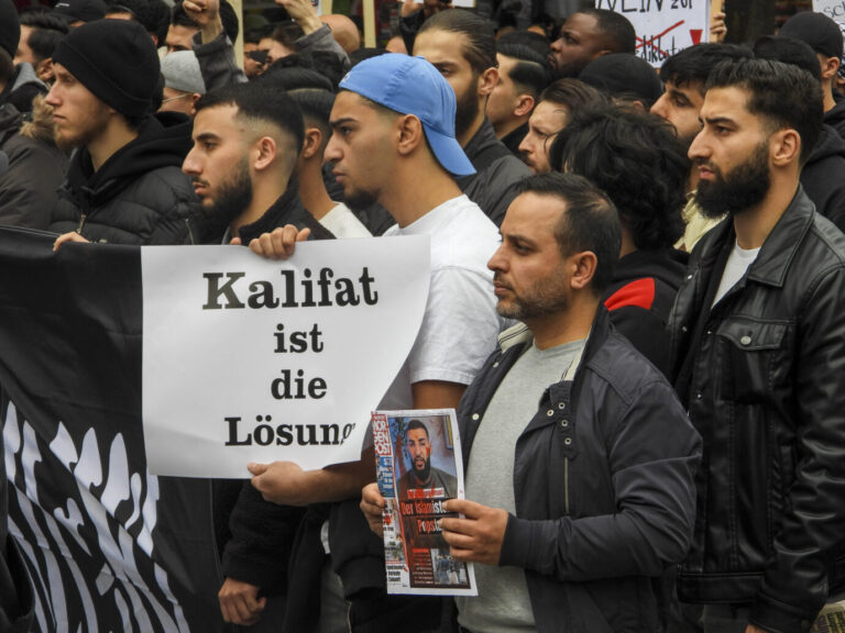 Teilnehmer der Islamisten-Demo forderten das Kalifat als Regierungsform.