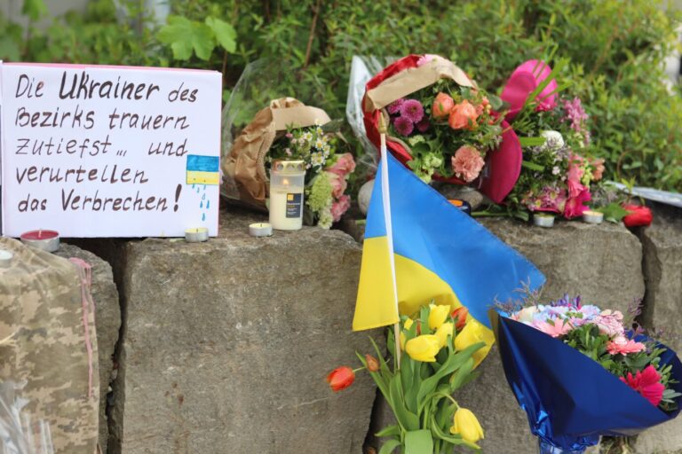 Am Tatort in Murnau haben Landsleute Blumen und Trauerbekundungen für die ermordeten ukrainischen Soldaten aufgestellt.