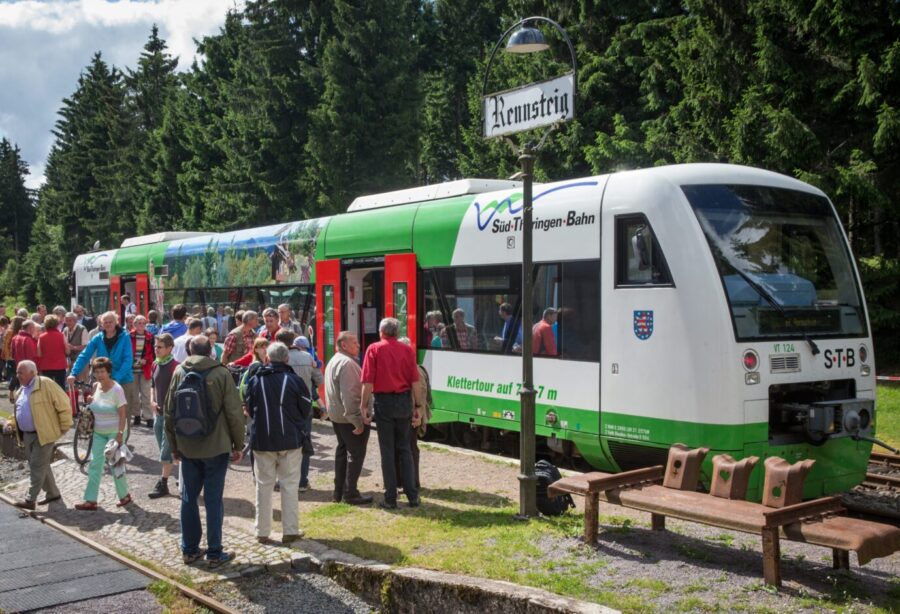 Migrantengewalt: Die Süd-Thüringen-Bahn bei einem Stopp am Rennsteig im Thüringer Wald.