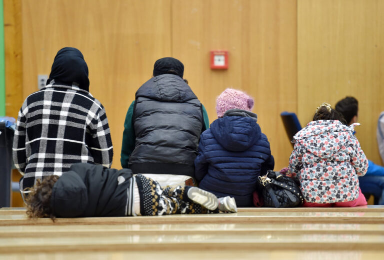 Im Registrierungszentrum im Patrick-Henry-Village in Heidelberg (Baden-Württemberg) sitzen am 28.01.2016 Flüchtlinge in einem Wartesaal. Das Registrierungszentrum gehört zu vier Pilotprojekten des Bundesamtes für Migration und Flüchtlinge (BAMF), in denen Ankunftsnachweise (Flüchtlingsausweise) ausgestellt werden. Bis Mitte Februar soll das Verfahren schrittweise in ganz Deutschland eingeführt werden. Migranten sitzen in einem Wartesaal: Aus der Türkei kommen vermehrt Asylbewerber, Türken sind es keine Foto: picture alliance / dpa | Uli Deck