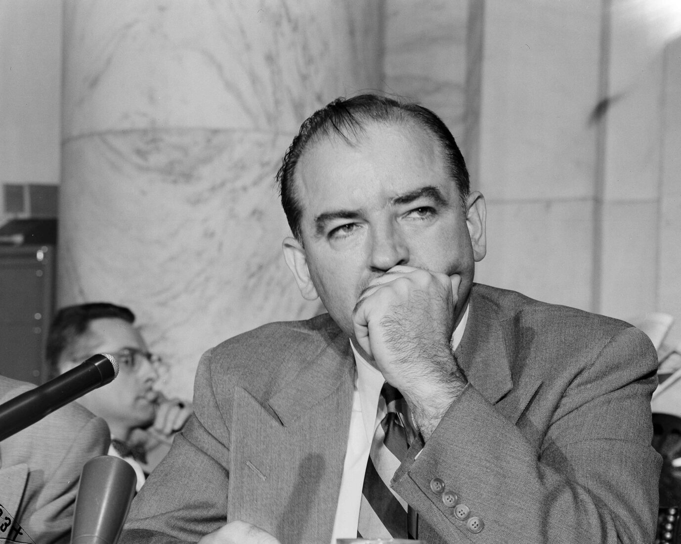 Senator und oberster Kommunistenjäger der USA: Joseph McCarthy wirkt nachdenklich in der Ausschußsitzung.