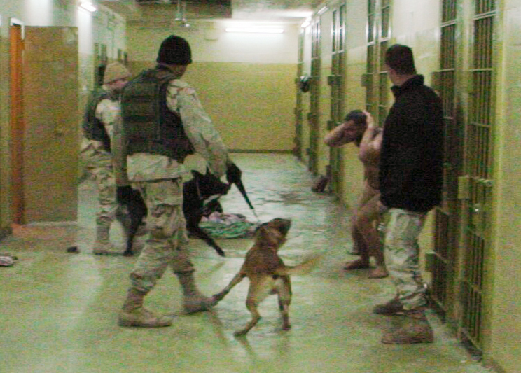 Bilder von den Mißhandlungen der Häftlinge in Abu-Ghraib prägten das Negativbild der USA nachhaltig in der arabischen Welt (Archivbild).