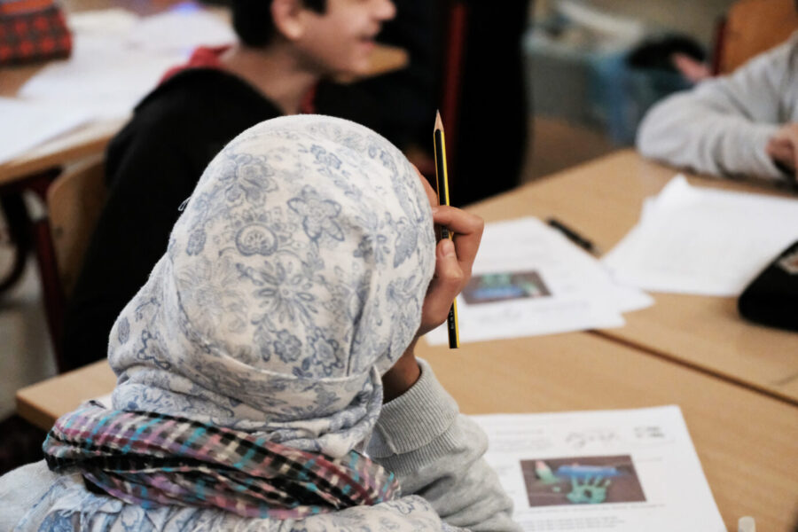 Schülerin mit Kopftuch: Um nicht ausgegrenzt zu werden, konvertieren Kinder zum Islam (Symbolbild).