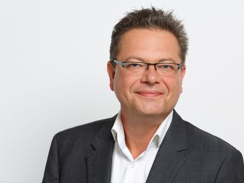 Bezirksstadtrat Bernd Geschanowski (AfD) soll am Donnerstag abgewählt werden, weil er Mitglied der AfD ist.