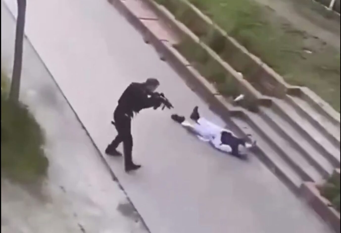 Ein Polizist richtet seine Waffe auf den Tatverdächtigen. Der Algerier hatte zuvor Passanten mit einem Messer attackiert.