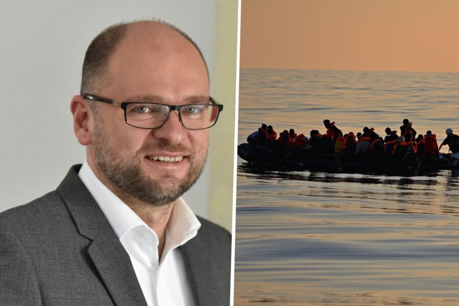 Das Bild ist eine Montage, die den slowakischen Politiker Richard Sulík zeigt. Daneben ist ein Boot mit Migranten vor der Küste von Lampedusa. Sulík übt scharfe Kritik am EU-Migrationspakt.