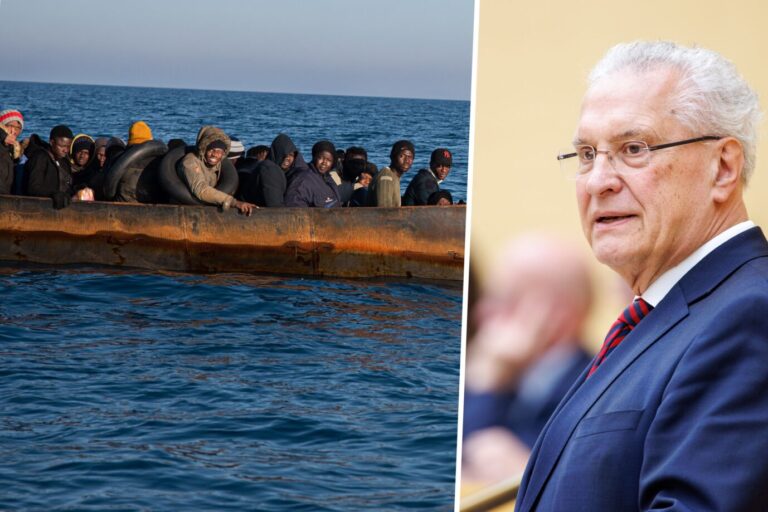 Die Bild-Montage zeigt Bayerns Innenminister Joachim Herrmann von der CSU. Er kritisiert die aktuelle Migrationspolitik der Bundesregierung. Auf der linken Seite der Montage ist ein Boot mit Migranten zu sehen.