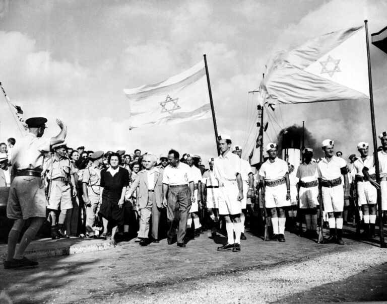 Auf dem Foto befindet sich Israels erster Premierminister David Ben-Gurion in Begleitung seiner Frau und der Marinebegleitung im Jahr 1948. (Themenbild)