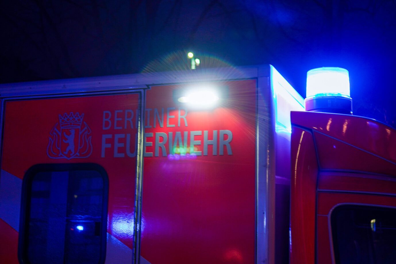 Brandanschlag: Die Berliner Feuerwehr löschte die Flammen im Rathaus Tiergarten mit einem C-Rohr. Foto: picture alliance / Fotostand / Reuhl