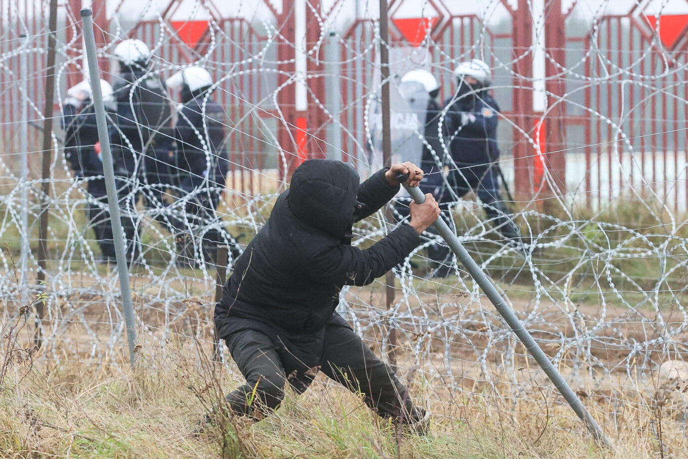 Auch die Lenkung illegaler Migrantenströme wie 2021 über Belarus Richtung EU ist ein Mittel für hybride Kriegsführung.