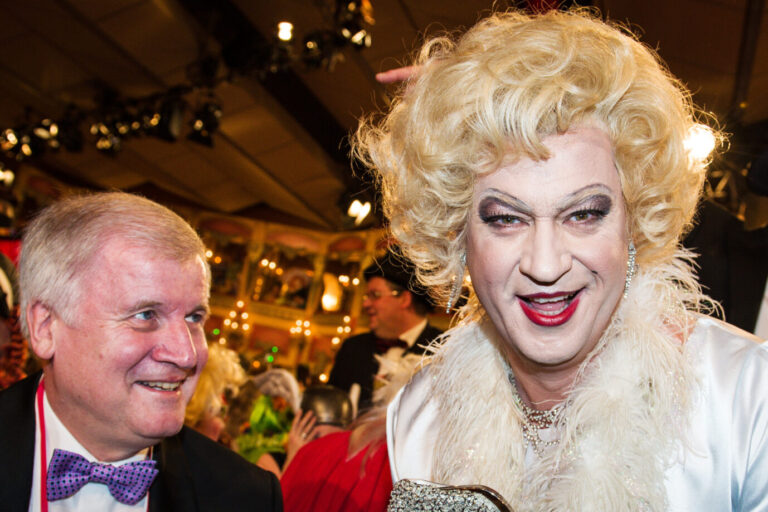 Auf dem Foto befindet sich Bayerns ehemaliger Ministerpräsident und CSU-Chef Horst Seehofer neben seinem im Drag-Kostüm verkleideten Nachfolger Markus Söder. (Themenbild/Symbolbild)