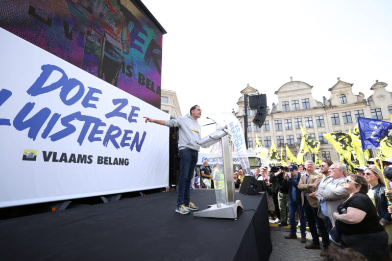 Vlaams-Belang-Chef Tom Van Grieken gestikuliert auf einer Wahlkampfveranstaltung des Vlaams Belang – und wo findet es statt? Natürlich in Flandern