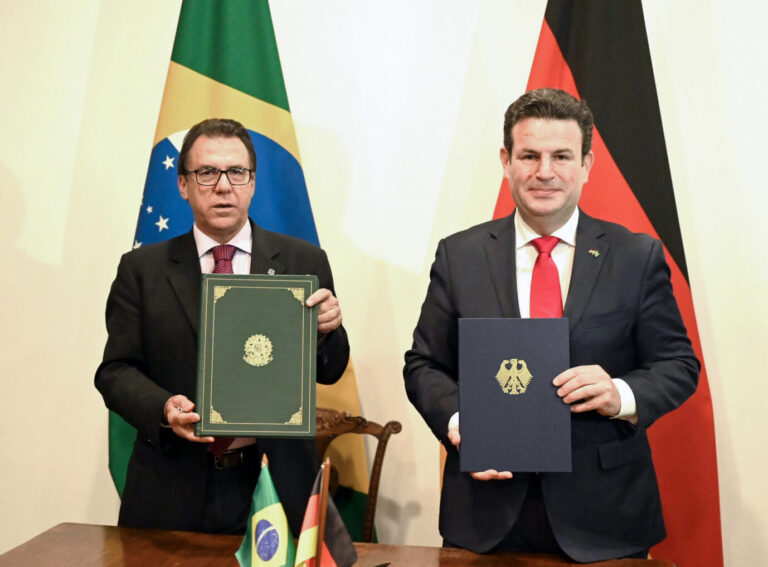 Auf dem Foto befindet sich Brasiliens Arbeitsminister Luiz Marinho und sein deutscher Arbeitskollege Hubertus Heil von der SPD. (Themenbild)
