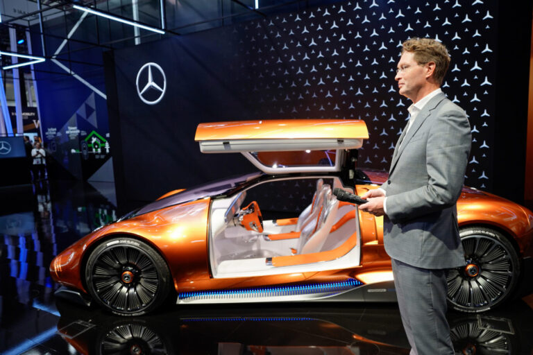 Auf dem Bild stellt Vorstandsvorsitzender des Mercedes-Benz-Konzerns, Ola Källenius, ein E-Auto auf der IAA-Messe vor. (Themenbild)
