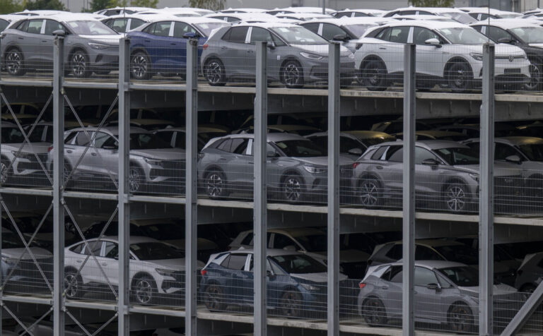VW und Mercedes-Benz setzen auf E-Autos. Die Kunden wollen aber lieber Verbrenner und Diesel.