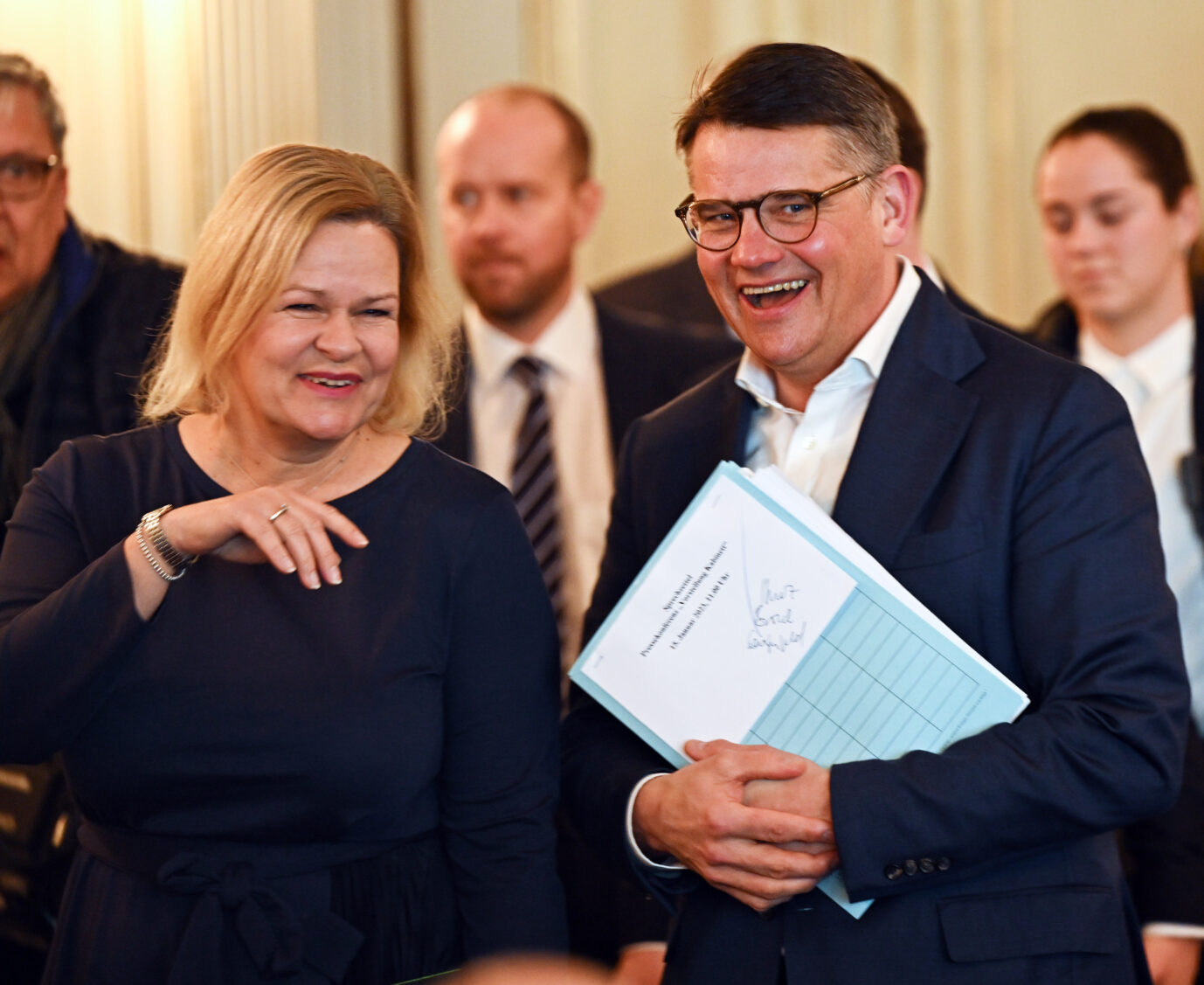Auf dem Foto befinden sich Bundesinnenministerin Nancy Faeser (SPD) und Hessens Ministerpräsident Boris Rhein (CDU) während der Unterschreibung des Koalitionsvertrags auf Landesebene. Für das laufende Jahr sagte Hessen mehr als 400.000 Euro für Gender-Forschung zu. (Themenbild)
