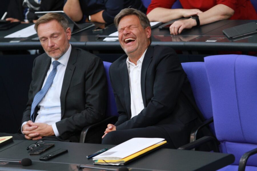 08.09.2023, Christian Lindner und Robert Habeck im Bundestag bei der Debatte über das sogenannte Heizungsgesetz; Habeck lacht bei einem Redebeitrag des fraktionslosen Abgeordneten Robert Farle. Nun geht es um Stromausfälle