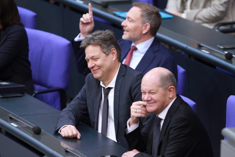 Auch die Parteien der Ampelkoalition von Bundeskanzler Olaf Scholz (SPD) (r.) sagen nicht nein bei mehr Geld.