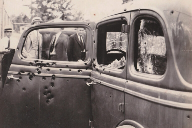 Der Wagen von Bonnie und Clyde war übersät mit Einschußlöchern: Die Verbrecher starben im Kugelhagel der Polizei.
